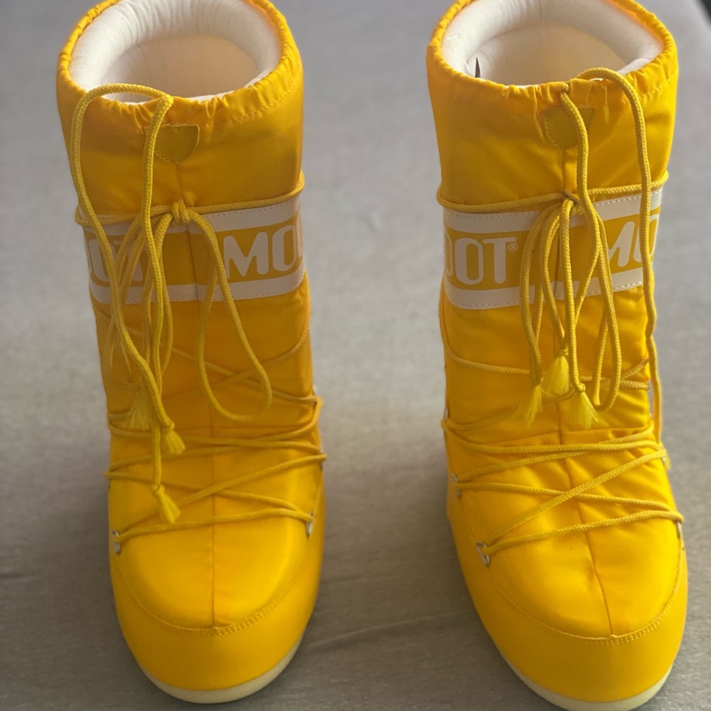Moon boots
